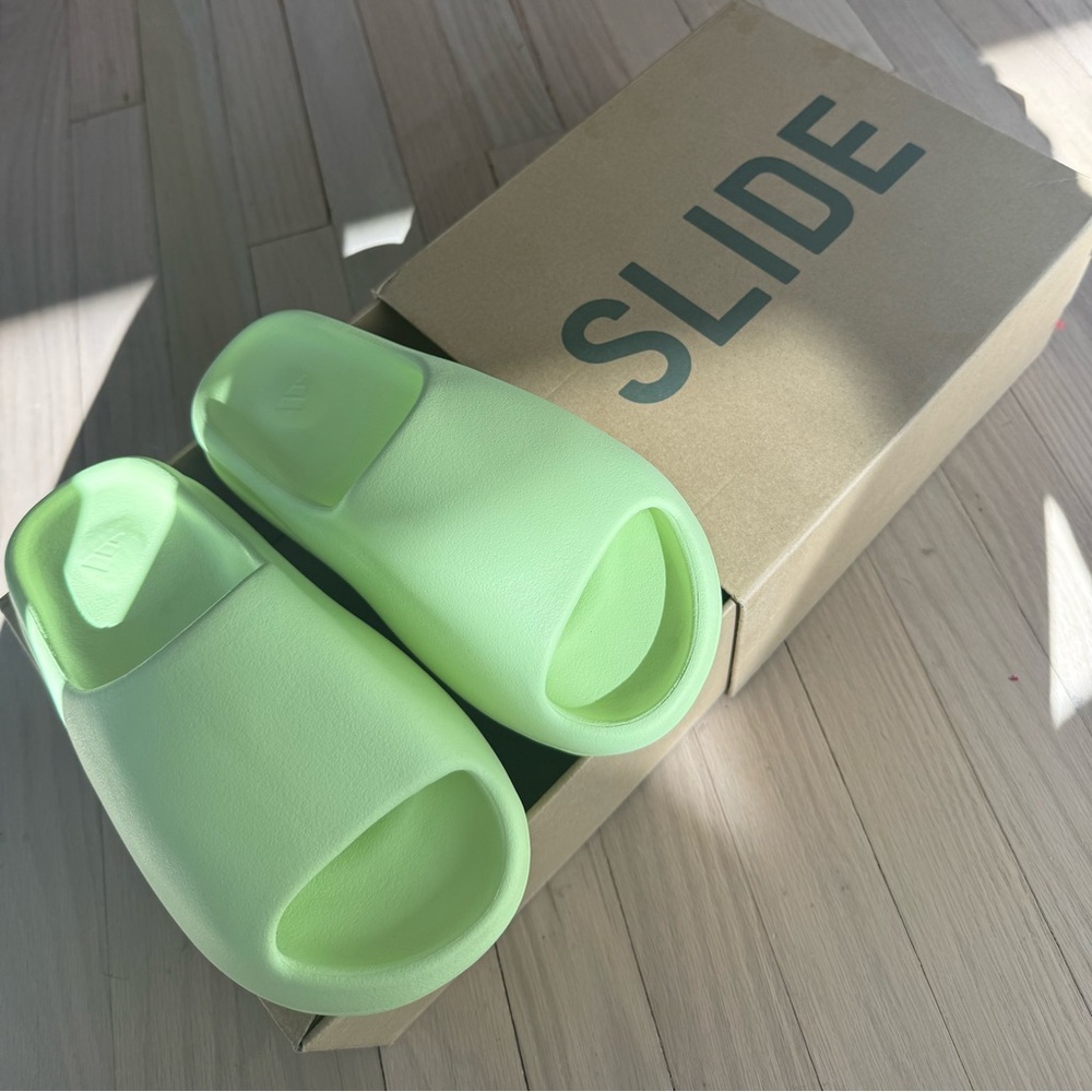 Adidas Yeezy slide “Glow Green”